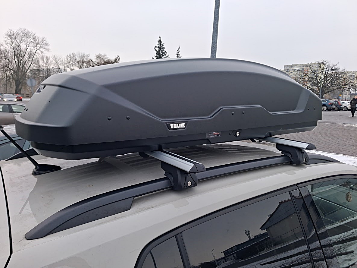 montujemy-box-dachowy-thule-pulse-2-m-do-samochodu-volkswagen-t-cross